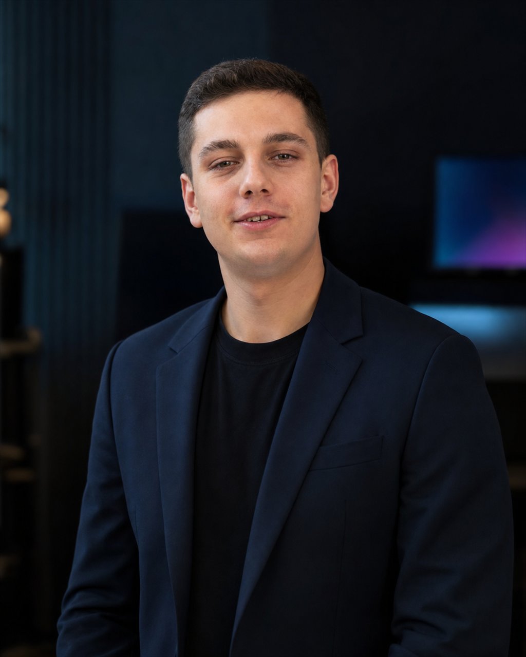 Retrato de Kacper Samotyja-Lenczewski, responsable de producción de vídeo en Aeronautiq, con americana azul marino